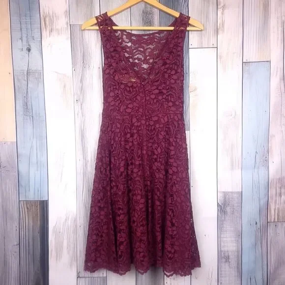 David's Bridal Burgundy Sleeveless Lace A-line Dress Bridesmaids Prom size 2 - Picture 9 of 10